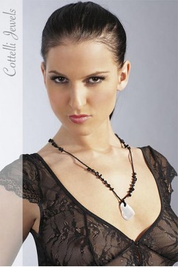 Collana con pietre nere e cuore.