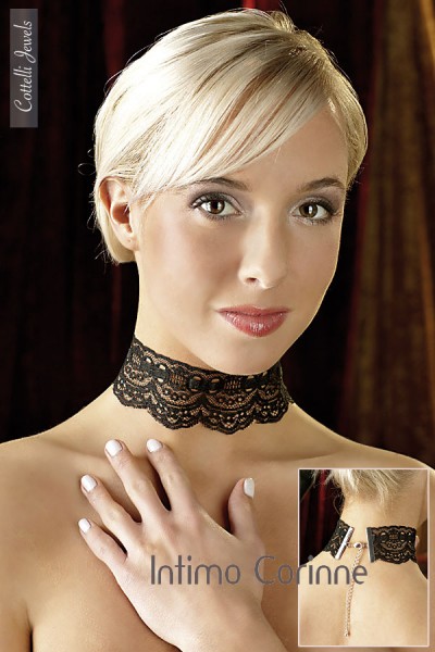 Collarino in pizzo nero con pendente. Collarino in pizzo nero con pendente.