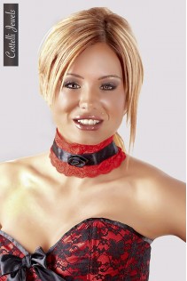 Collarino in pizzo e satin rosso/nero con fiore. Collarino in pizzo e satin rosso/nero con fiore.