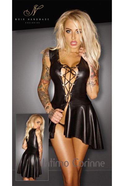 Vestito con stringatura anteriore. Vestito con stringatura anteriore.
