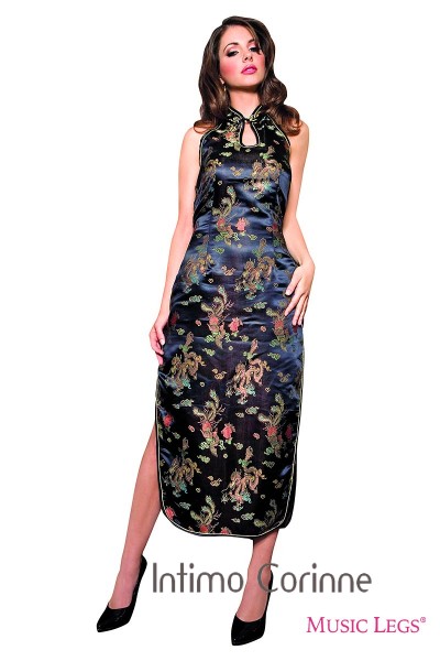 Vestito orientale con ricami. Vestito orientale con ricami.
