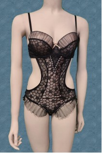 Body in microrete ricamata con volants. Beige-nero Body in microrete ricamata con volants. Beige-nero