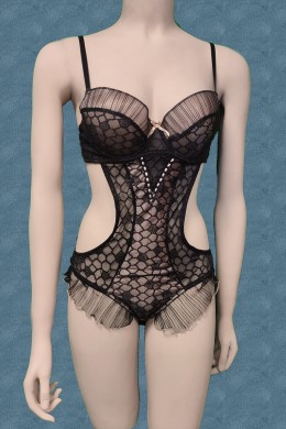 Body in microrete ricamata con volants. Beige-nero Body in microrete ricamata con volants. Beige-nero
