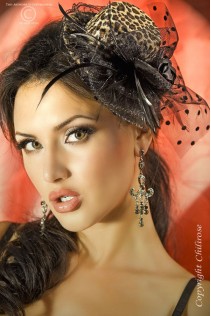 CHILIROSE: cappellino leopardato con rosa, veletta e piume. CHILIROSE: cappellino leopardato con rosa, veletta e piume.
