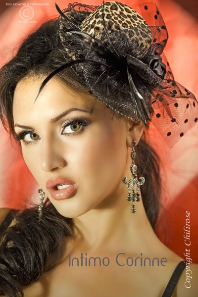 CHILIROSE: cappellino leopardato con rosa, veletta e piume. CHILIROSE: cappellino leopardato con rosa, veletta e piume.