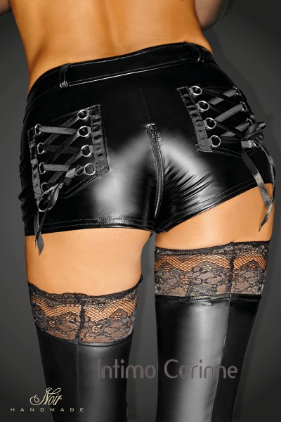 Short effetto bagnato con cerniera e tasche. Short effetto bagnato con cerniera e tasche.