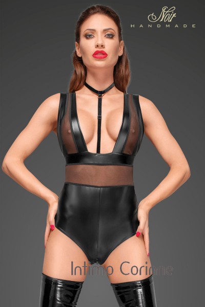 Body in tessuto nero opaco con inserti in tulle. Body in tessuto nero opaco con inserti in tulle.